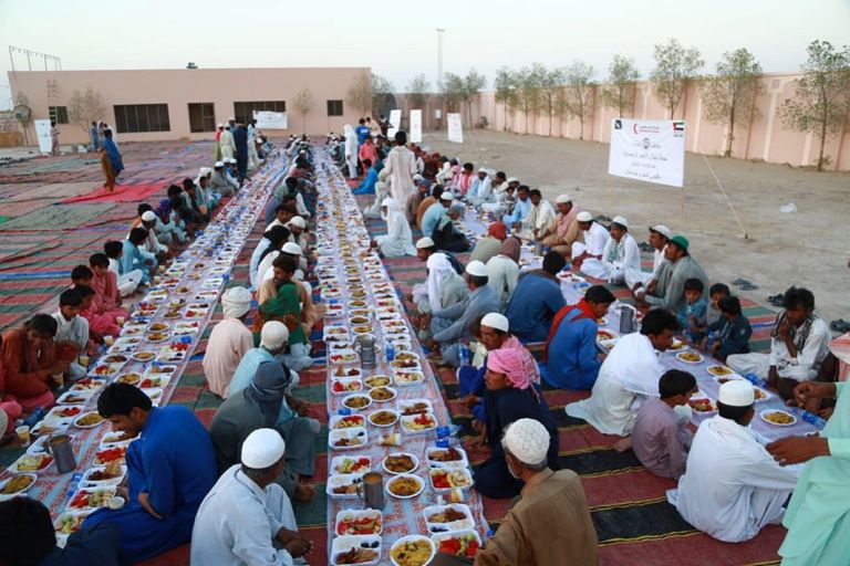 قنصلية الإمارات تشرف على توزيع المير الرمضاني في كراتشي