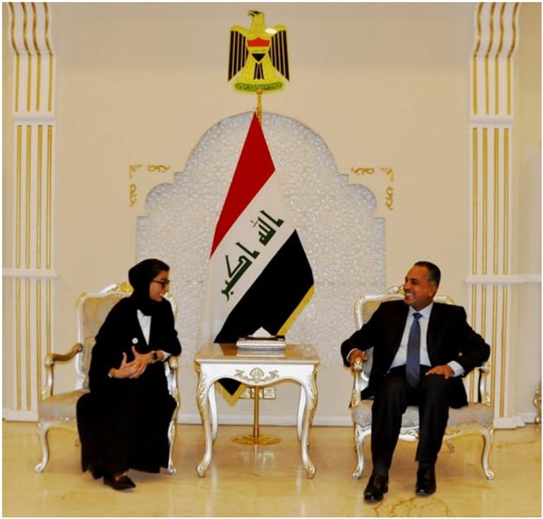 نورة الكعبي وزيرة الثقافة وتنمية المعرفة الإماراتية مع نظيرها العراقي