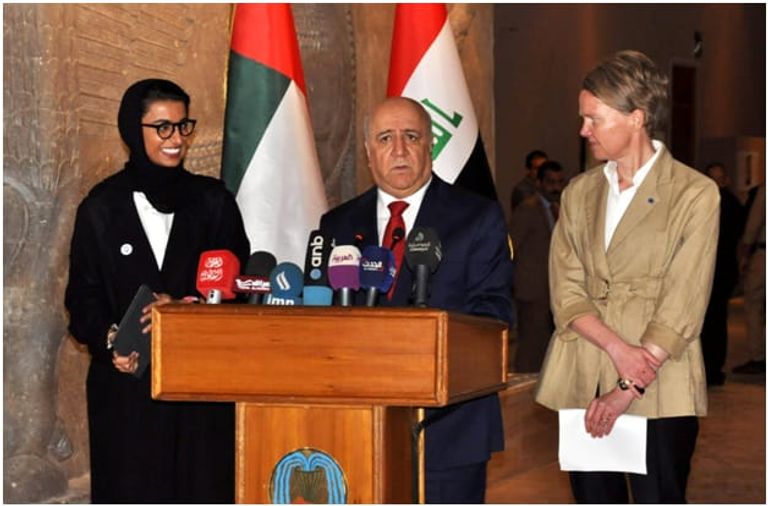 نورة الكعبي وزيرة الثقافة وتنمية المعرفة الإماراتية مع نظيرها العراقي