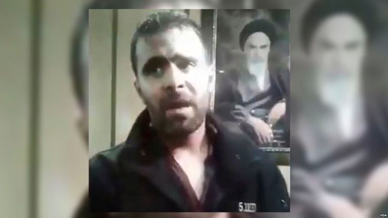 صورة للمتهم الجديد بالاعتداء الجنسي على الأطفال سعيد طوسي يجلس أمام خامنئي- أرشيفية
