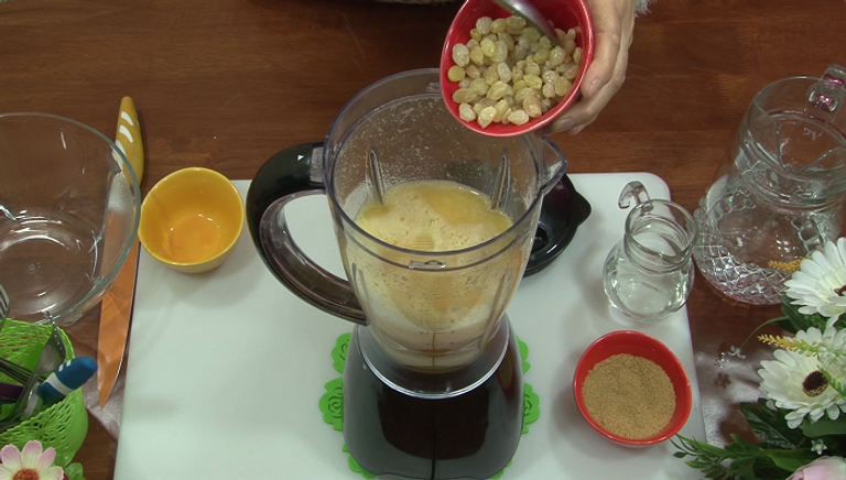 إضافة الزبيب المنقوع عصير الحمضيات والفواكه المجففة