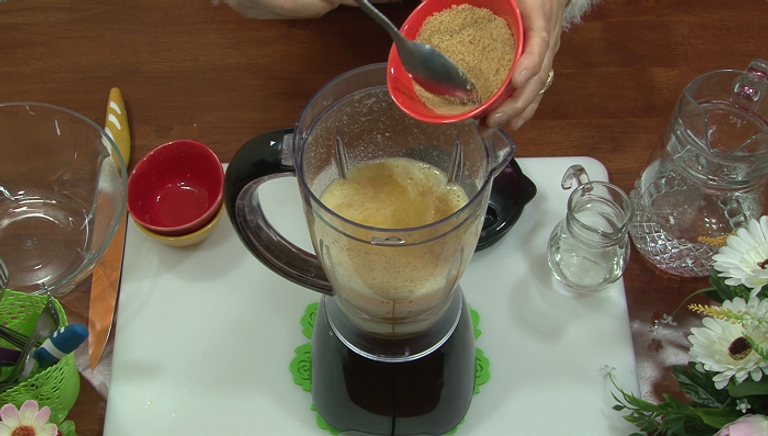 إضافة اللوز المطحون عصير الحمضيات والفواكه المجففة