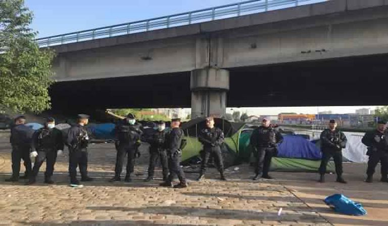 القوات الفرنسية خلال عملية الإجلاء