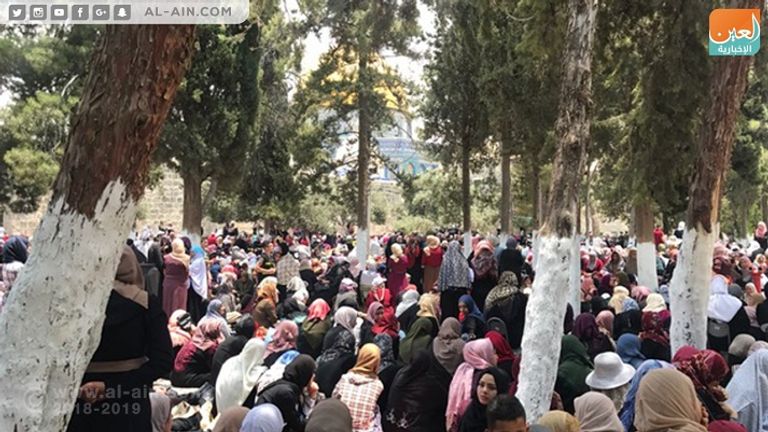 آلاف الفلسطينيين يؤدون صلاة الجمعة بالمسجد الأقصى