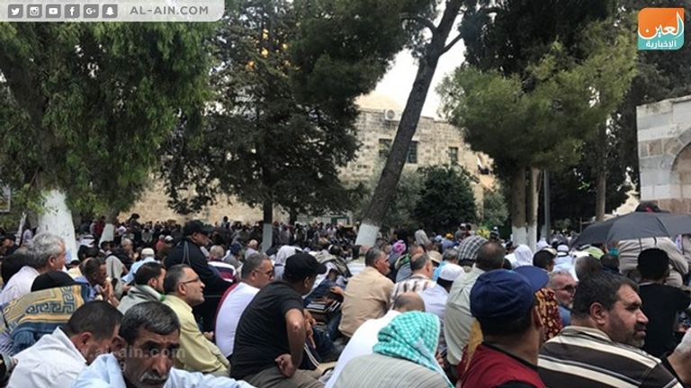 آلاف الفلسطينيين يؤدون صلاة الجمعة بالمسجد الأقصى