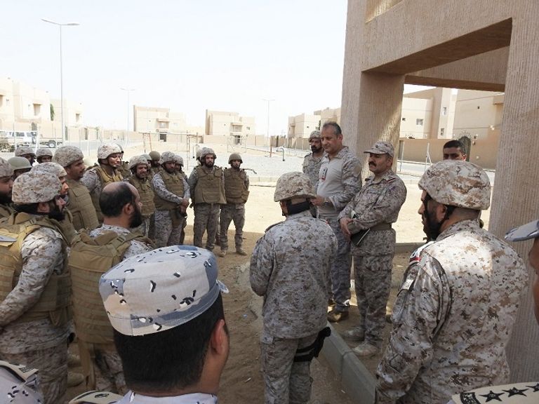 قائد العلميات المشتركة يجتمع بالقوات المشاركة في اليمن  قائد القوات المشتركة في اليمن يستطلع الأوضاع في مناطق القتال