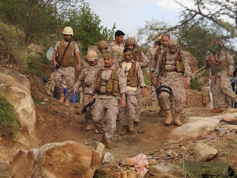 قائد القوات المشتركة في اليمن في جولة مع الجنود والضباط  قائد القوات المشتركة في اليمن يستطلع الأوضاع في مناطق القتال