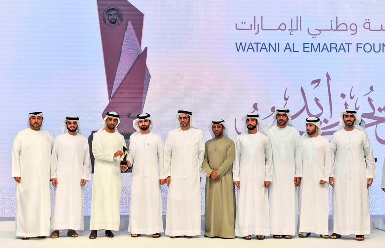 الشيخ منصور بن محمد بن راشد آل مكتوم يكرم الفائزين