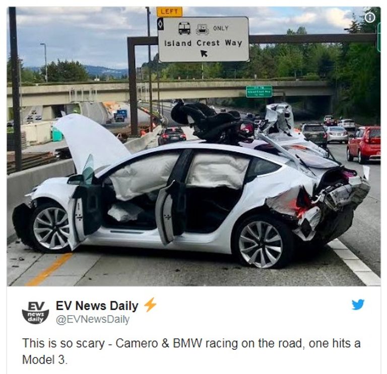 سيارة تيسلا بعد الحادث