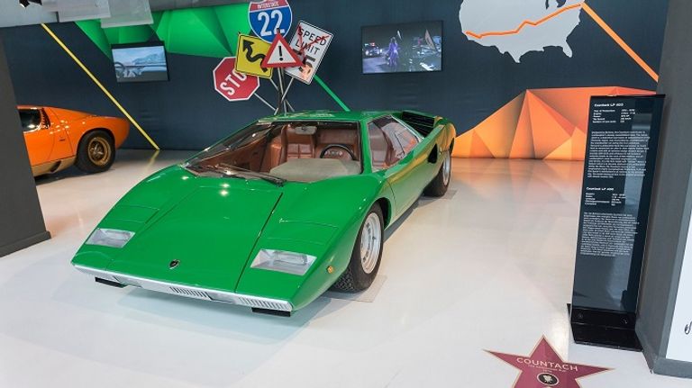 سيارات لامبورجيني بالمعرض