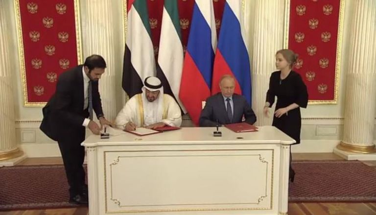 الشيخ محمد بن زايد والرئيس بوتين يوقعان الاتفاق