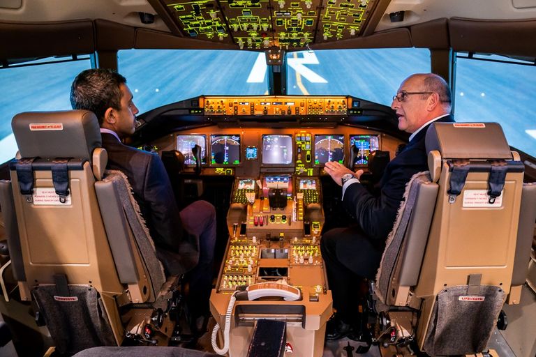 الشيخ عبدالله بن زايد في شركة CAE لخدمات التدريب على الطيران