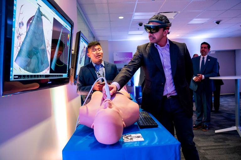 الشيخ عبدالله بن زايد في شركة CAE لخدمات التدريب على الطيران