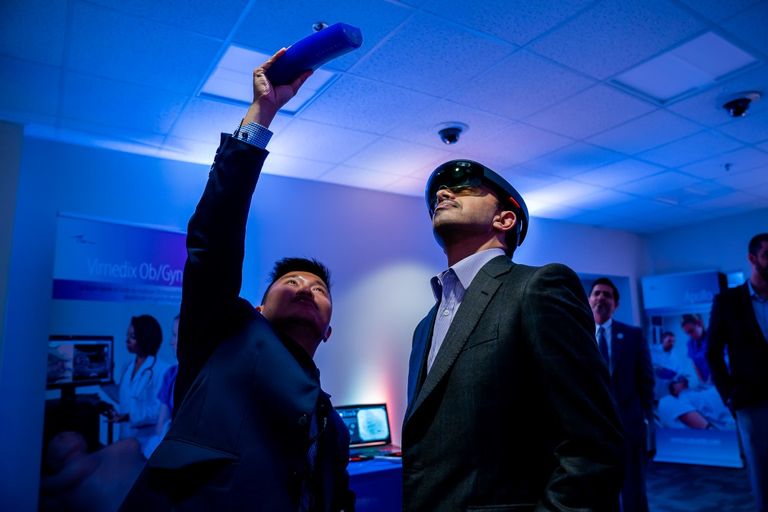 الشيخ عبدالله بن زايد في شركة CAE لخدمات التدريب على الطيران