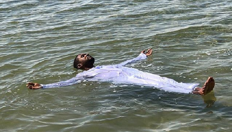 المغني والممثل الأمريكي آشر يعوم في مياه واحة سيوه بمصر