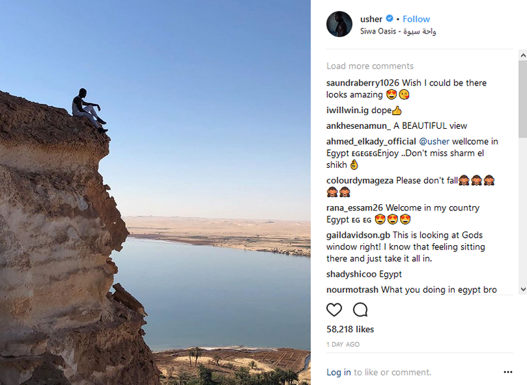 المغني والممثل الأمريكي آشر يعوم في مياه واحة سيوه بمصر