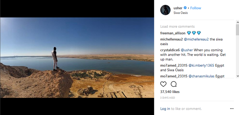 المغني والممثل الأمريكي آشر يعوم في مياه واحة سيوه بمصر