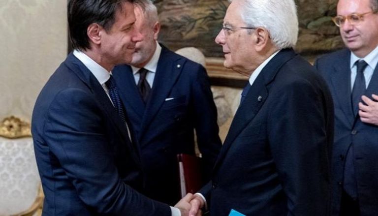الرئيس الإيطالي يصافح كونتي - رويترز