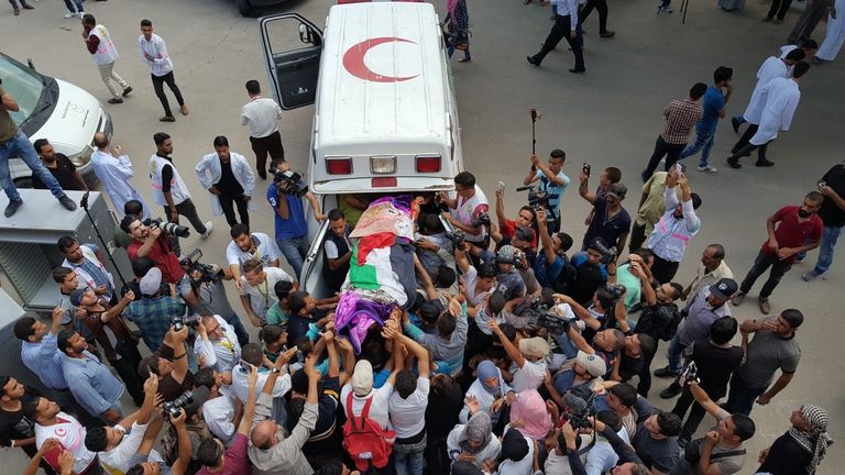 جانب من جنازة الشهيدة رزان الشهيدة رزان النجار أثناء إسعاف مصابة خلال مسيرات العودة