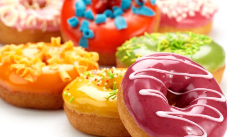 هوليوود تحتفل باليوم الوطني لحلوى الدونت على طريقتها