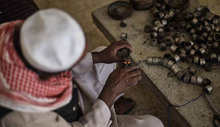 فلسطيني يحول قنابل الموت الإسرائيلية لتحف فنية