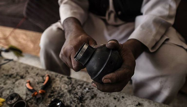 فلسطيني يحول قنابل الموت الإسرائيلية لتحف فنية