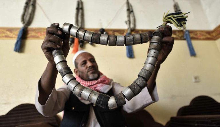 فلسطيني يحول قنابل الموت الإسرائيلية لتحف فنية