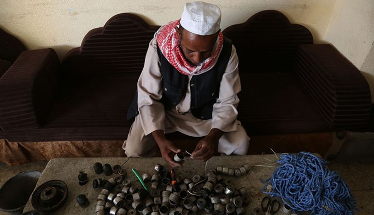 فلسطيني يحول قنابل الموت الإسرائيلية لتحف فنية