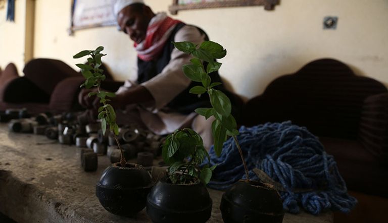 فلسطيني يحول قنابل الموت الإسرائيلية لتحف فنية