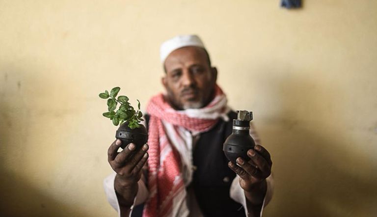 فلسطيني يحول قنابل الموت الإسرائيلية لتحف فنية