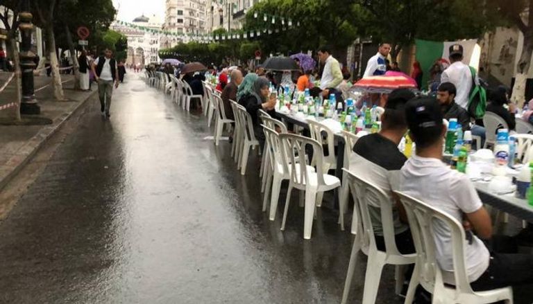 إفطار جماعي في ساحة أودان بالجزائر العاصمة