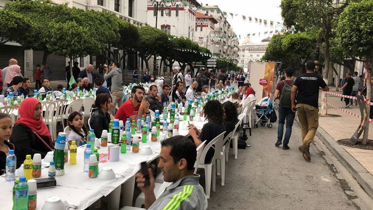 إفطار جماعي في ساحة أودان بالجزائر العاصمة