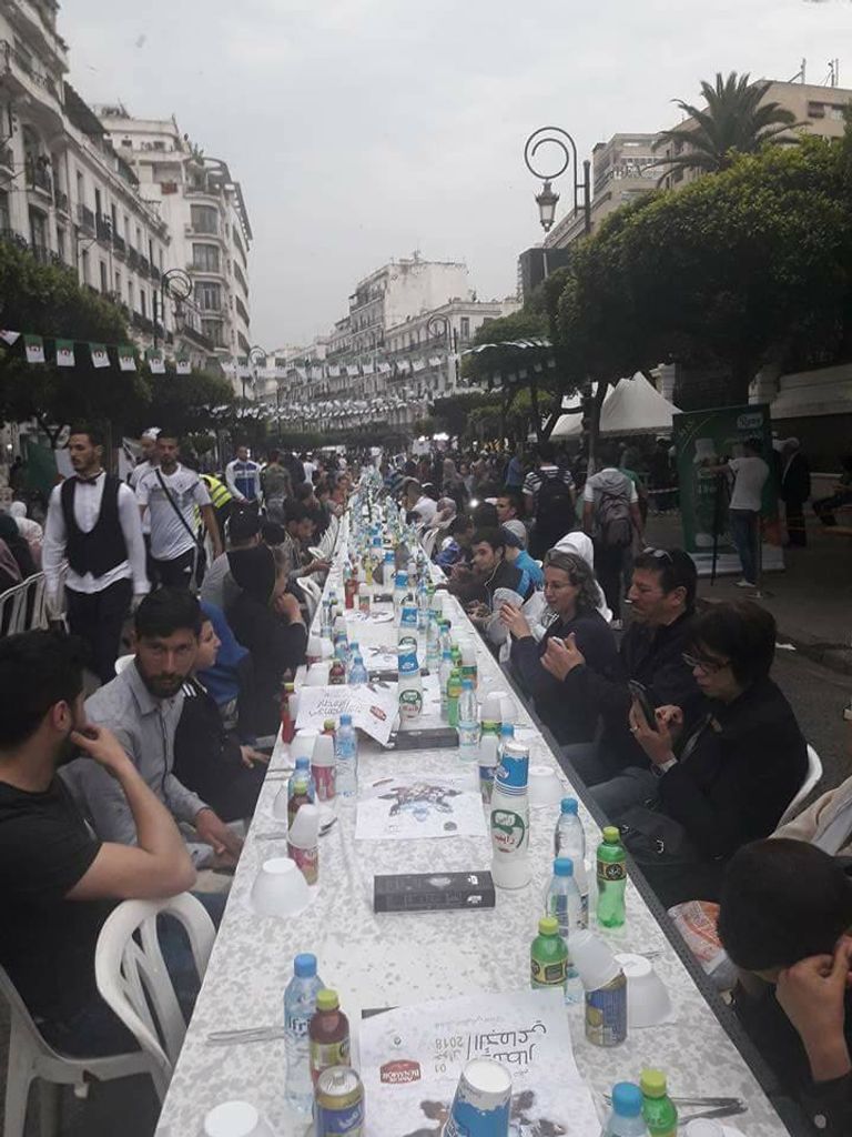 إفطار جماعي في ساحة أودان بالجزائر العاصمة