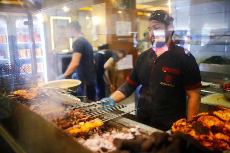 الشاورمة ومطعم الدمشقي بات من ملامح شارع العرب