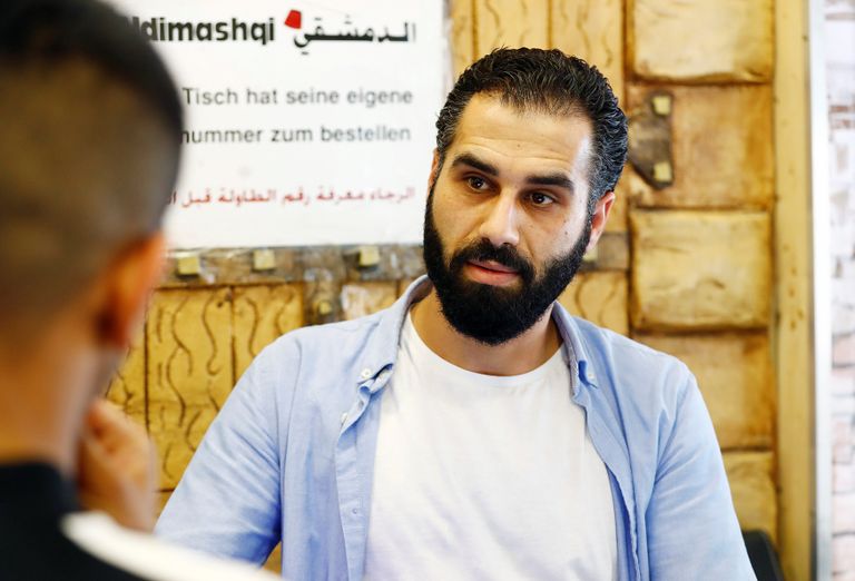 الشاورمة ومطعم الدمشقي بات من ملامح شارع العرب