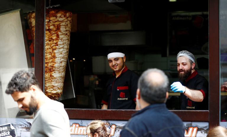 الشاورمة ومطعم الدمشقي بات من ملامح شارع العرب