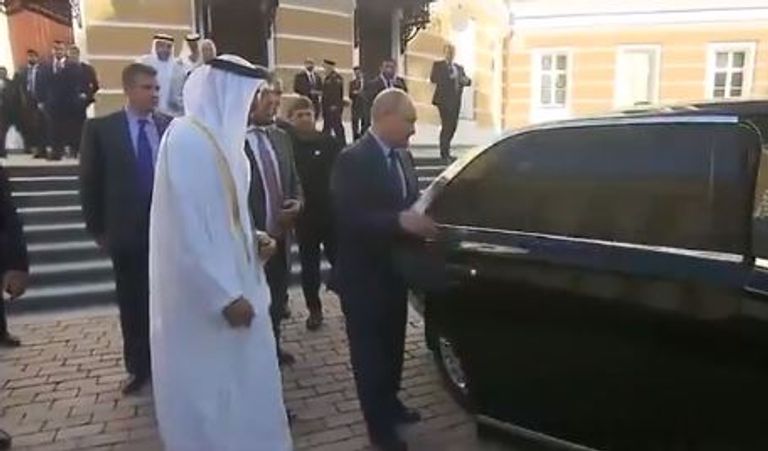بوتين يفتح باب السيارة للشيخ محمد بن زايد آل نهيان