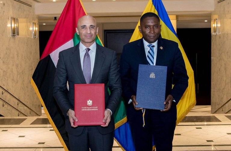 يوسف مانع العتيبة سفير الإمارات لدى الولايات المتحدة وسفير بربادوس مراسم توقيع مذكرة التفاهم بين الإمارات وبربادوس