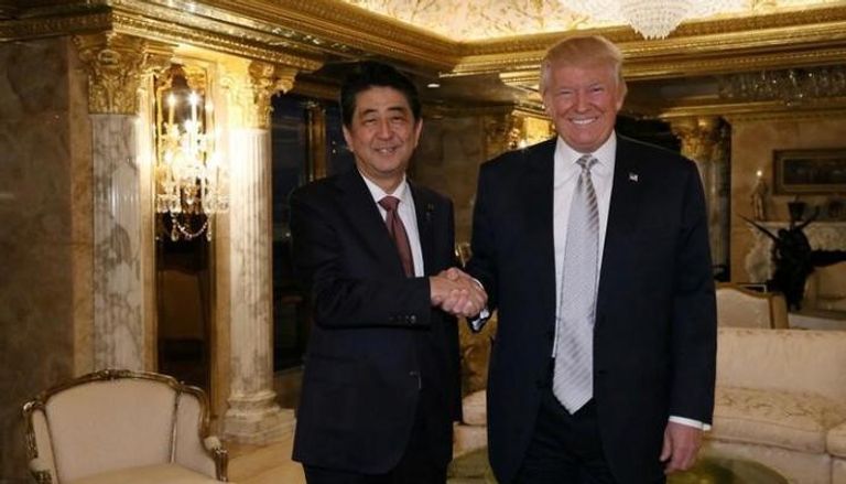 الرئيس الأمريكي دونالد ترامب مع رئيس الوزراء الياباني شينزو آبي