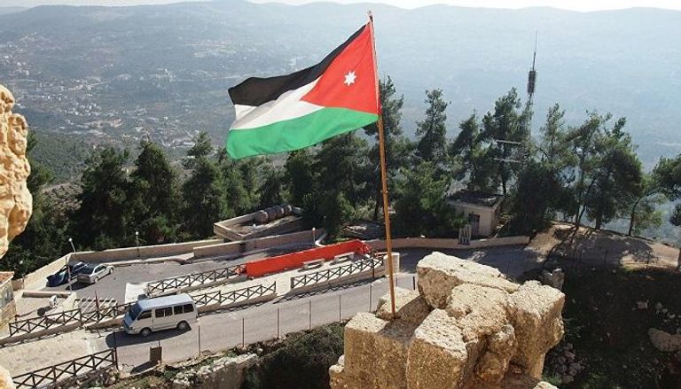 رئيس وزراء الأردن يرفض سحب مشروع قانون الضرائب