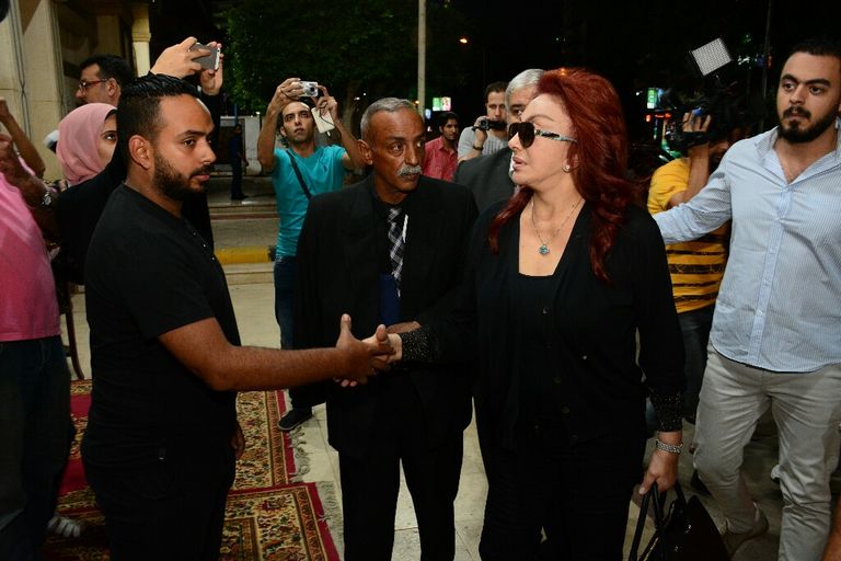 نجوم الفن يتوافدون على عزاء مديحة يسري