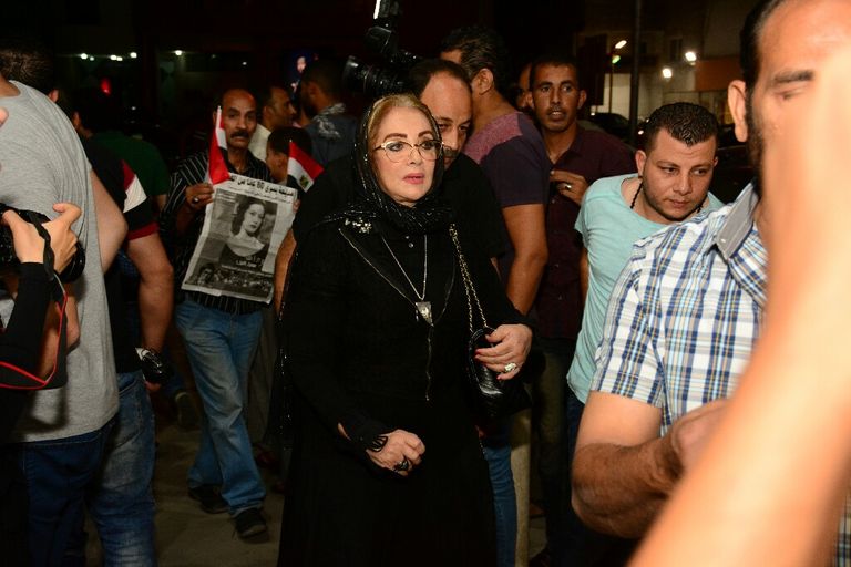 نجوم الفن يتوافدون على عزاء مديحة يسري