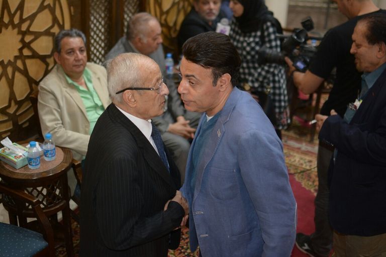 نجوم الفن يتوافدون على عزاء مديحة يسري