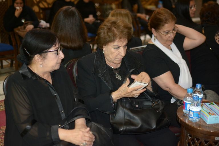 نجوم الفن يتوافدون على عزاء مديحة يسري
