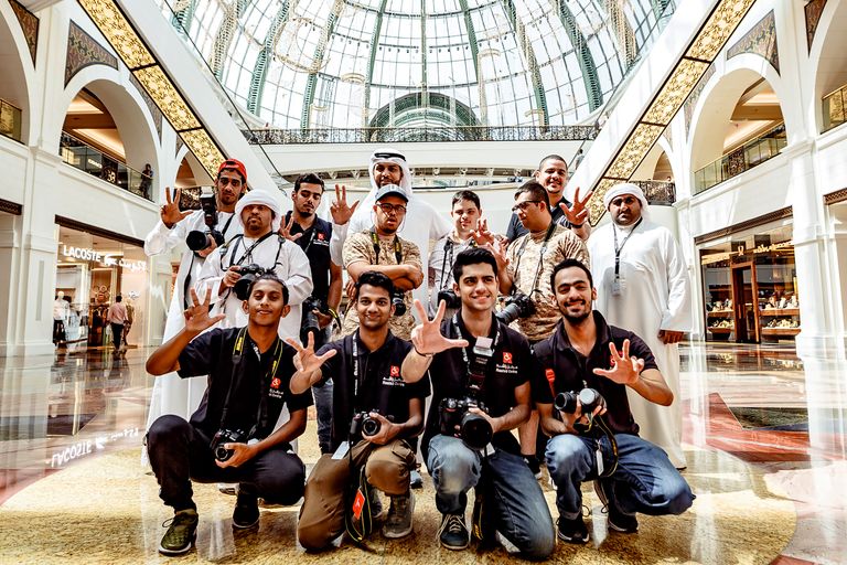 بعض المشاركين في معرض "فن من القلب"