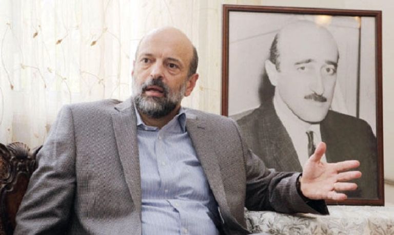 العاهل الأردني مع الملقي ووزراء حكومته - صورة أرشيفية