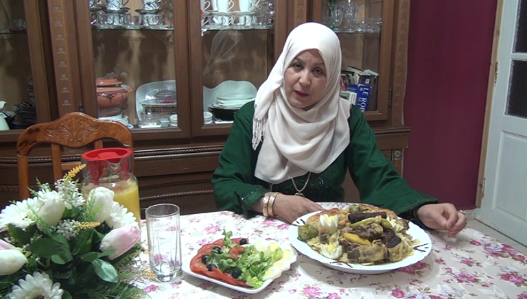 السيدة سليمة مع طبق التريدة الجزائري