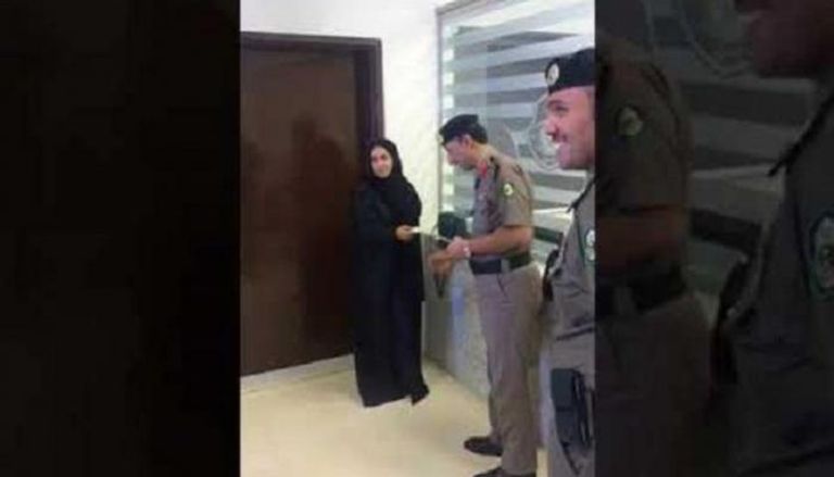 أول سيدة سعودية تحصل على رخصة قيادة داخل المملكة