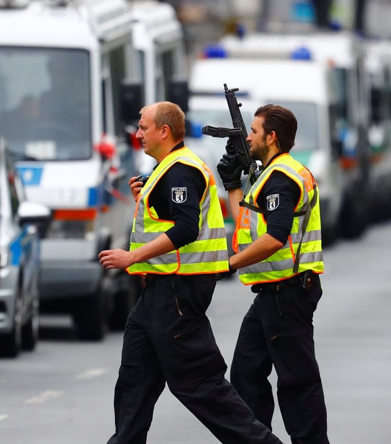 الشرطة فى محيط المدرسة الشرطة الألمانية فى محيط المدرسة - رويترز