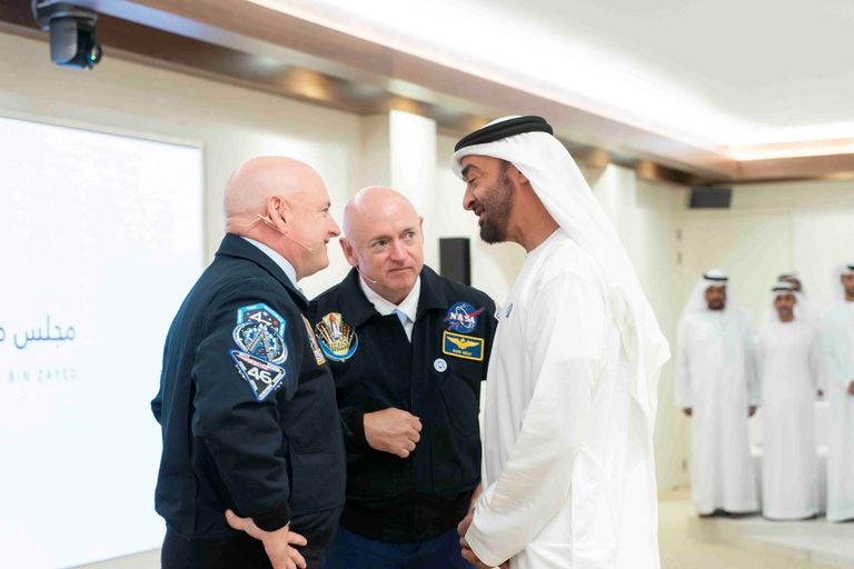 الشيخ محمد بن زايد يشهد محاضرة 